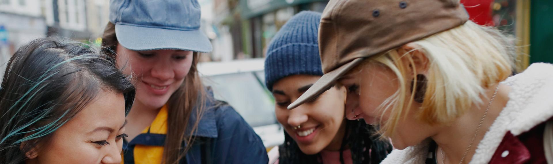 Grupa znajomych stojąca w mieście